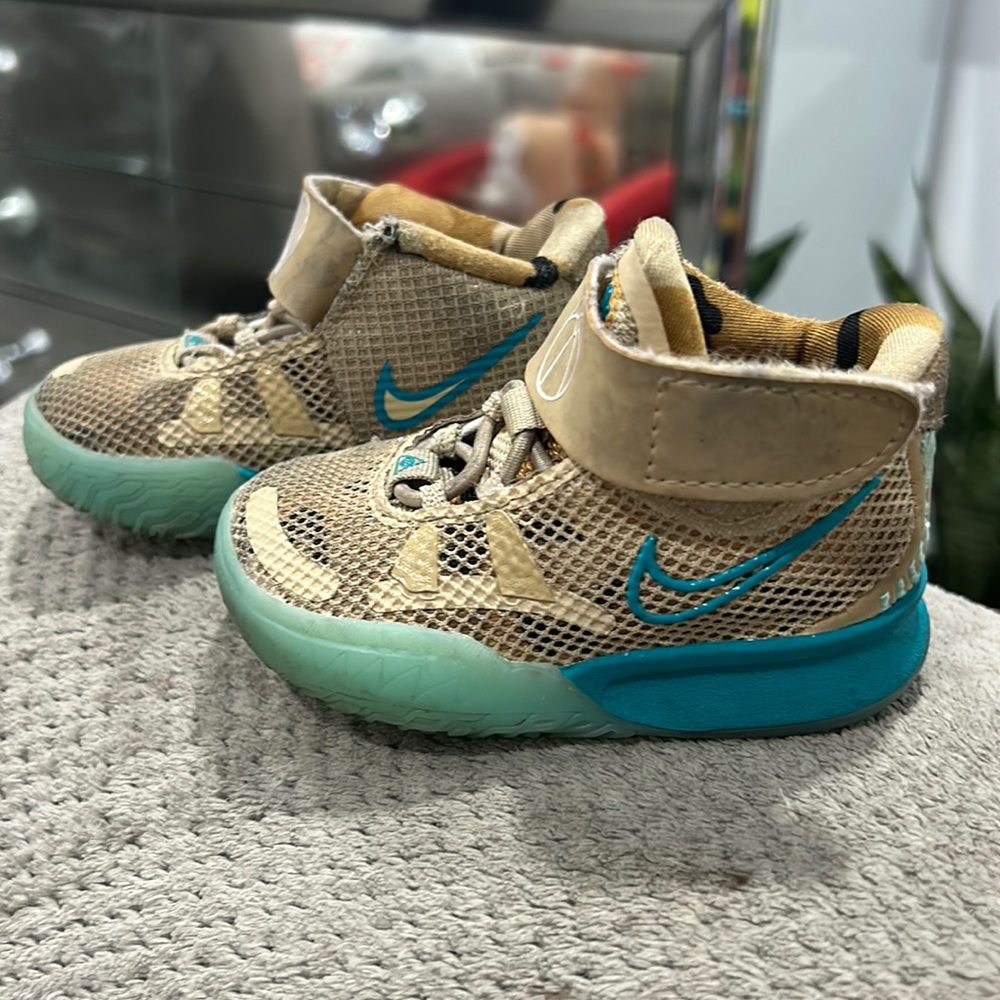 NIKE Kyrie 7